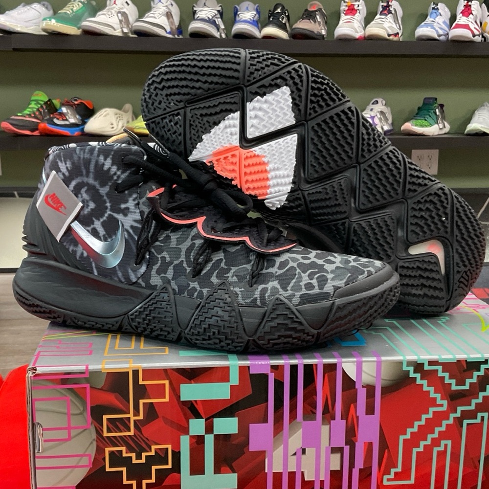 NIKE KYBRID SG SZ 8 SHOE USED